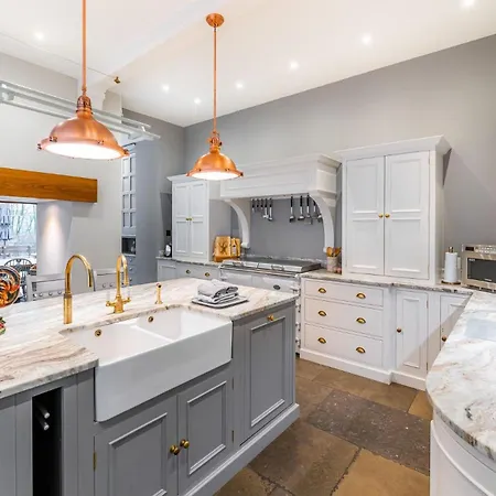 5 Bed In Staveley Oc-Lr107 *